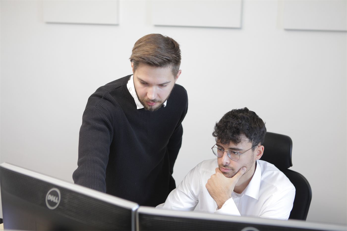 Zwei Mitarbeitende von formica besprechen eine Planung am Bildschirm
