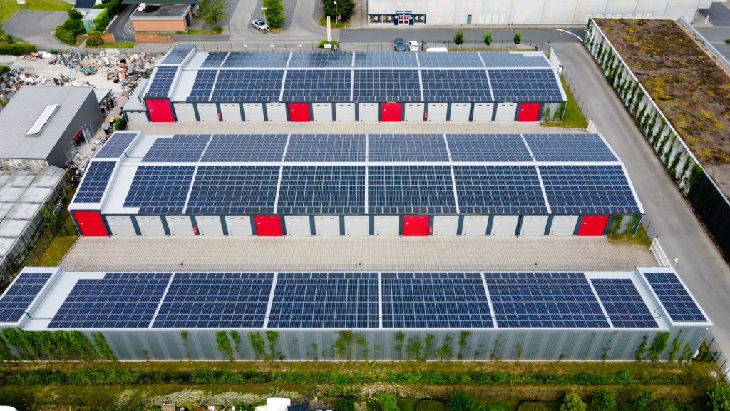 Garagenpark mit Photovoltaik in Münster aus der Luft