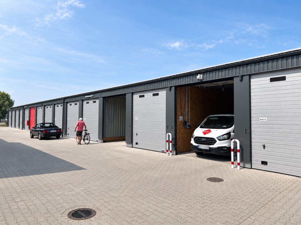 Garagenreihe mit geöffneten Toren in einem Gewerbepark