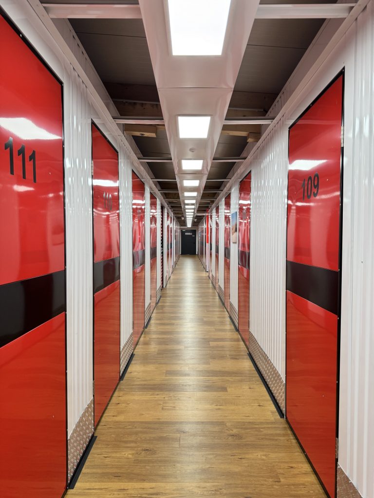 Gang mit roten Türen von Self-Storage-Lagerräumen