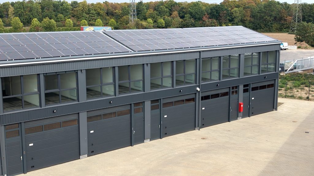 Gebäude mit Photovoltaik auf dem Dach in einem Unternehmerpark