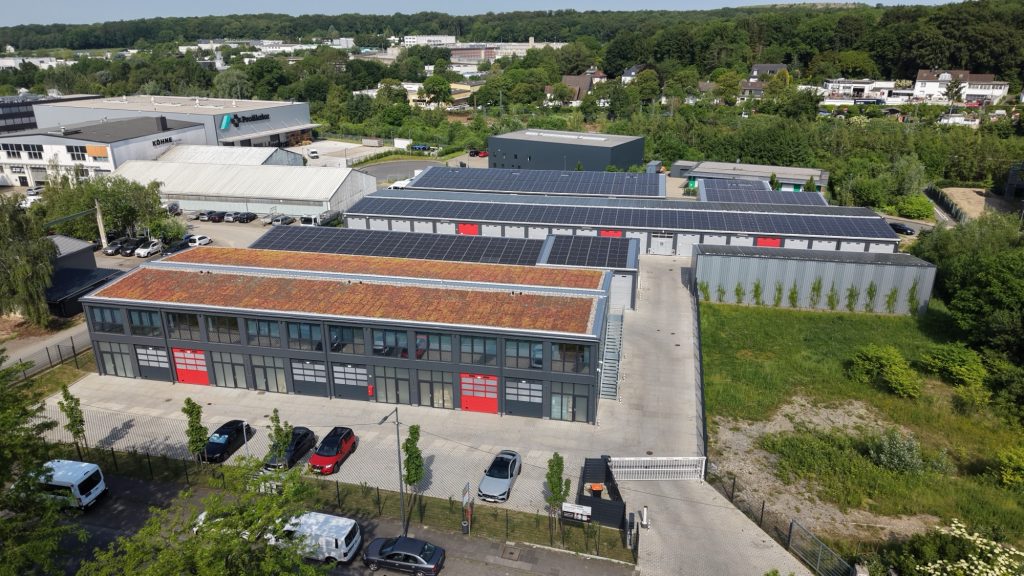 Gewerbepark Wuppertal mit Gründach, Photovoltaik und Garagenreihen aus der Luft